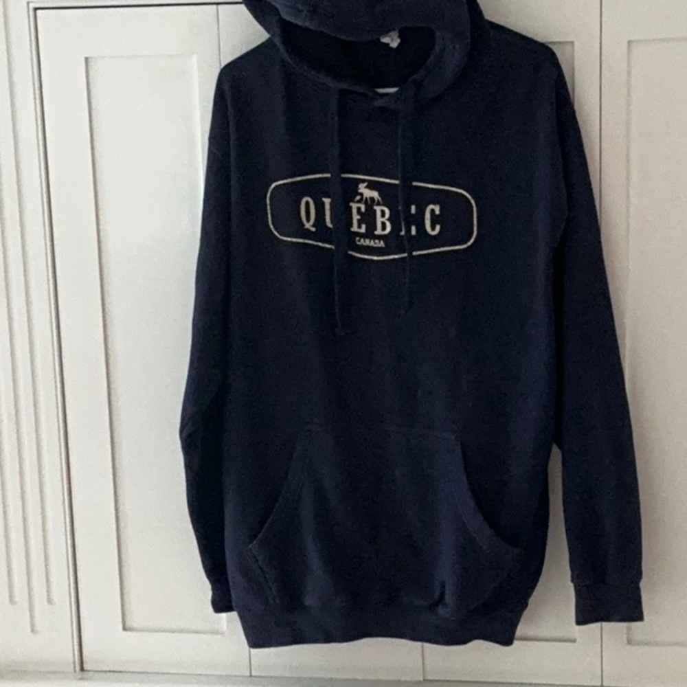 Navy Blue Hoodie with Quebec Logo. Men’s size large.
